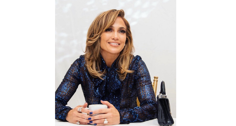 unghie blu pantone 2020