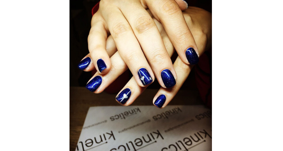 unghie blu pantone 2020