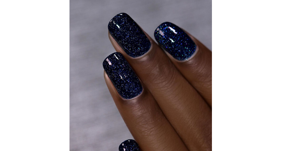 unghie blu pantone 2020