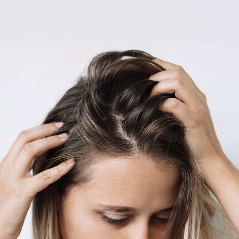 Capelli grassi alle radici e secchi sulle punte: come ritrovare equilibrio e lucentezza